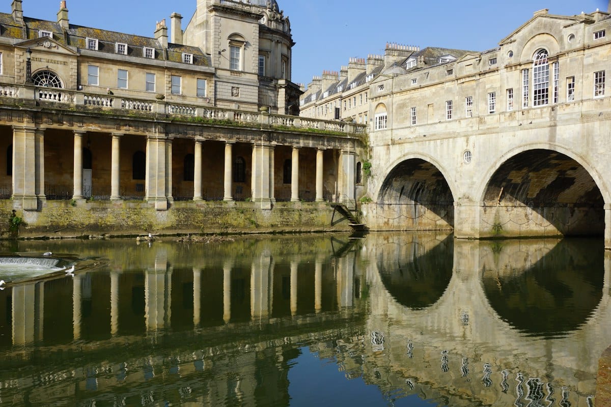 Pulteney Bridge über den Fluss Avon in Bath