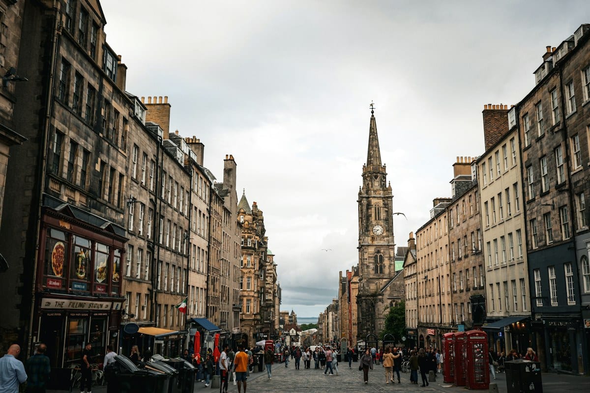Historische Gebäude an einer gepflasterten Straße in Edinburgh